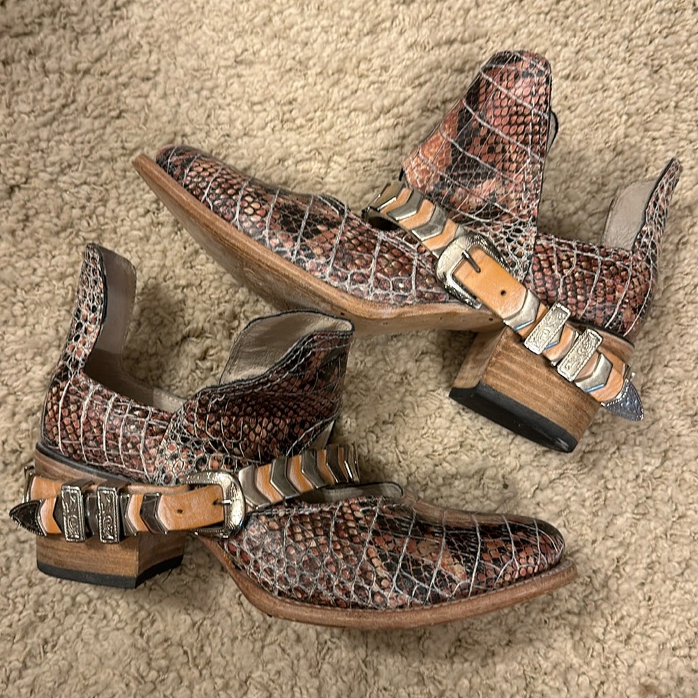 Freebird healed bootie. Soft pink and black. Size 9.